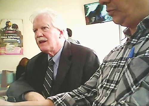 En nuevo video, Pascoe ofrece plazas por apoyo